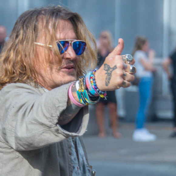 Johnny Depp va à la rencontre de fans devant la mairie d'Offenbach en Allemagne, le 6 juillet 2022.  