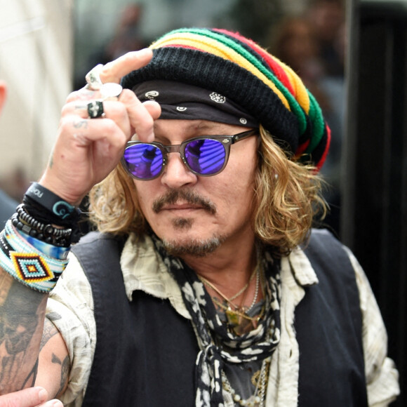Johnny Depp signe des autographes à la sortie de son hôtel à Manchester.