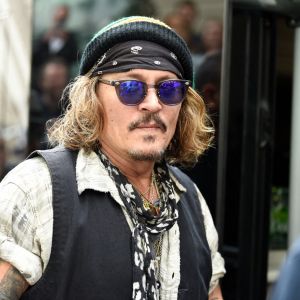 Johnny Depp signe des autographes à la sortie de son hôtel à Manchester. Le 4 juin 2022