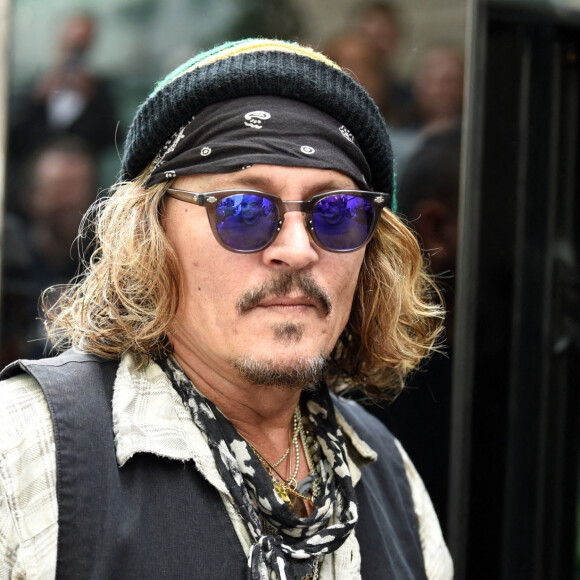 Johnny Depp signe des autographes à la sortie de son hôtel à Manchester. Le 4 juin 2022