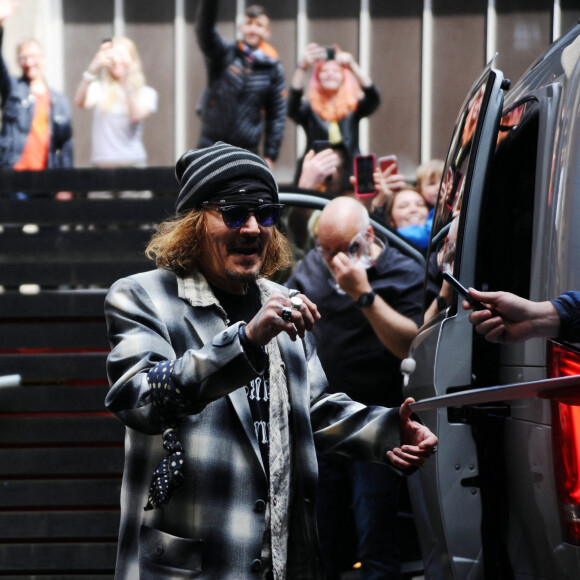 Johnny Depp signe des autographes en quittant les répétitions de son concert au Sage Gateshead à Glasgow, où il joue sur scène avec J.Beck. A l'issue de la bataille juridique pour diffamation, l'acteur a obtenu 15 millions de dollars de dommages et intérêts. Le 3 juin 2022.
