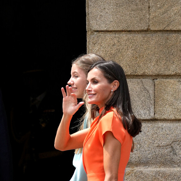 Le roi Felipe VI et la reine Letizia d'Espagne, accompagnés de la princesse Leonor et de l'infante Sofia (robe bleue), quittent la cathédrale de Santiago après la cérémonie de l'offrande nationale à Saint-Jacques-de-Compostelle, le 25 juillet 2022. 
