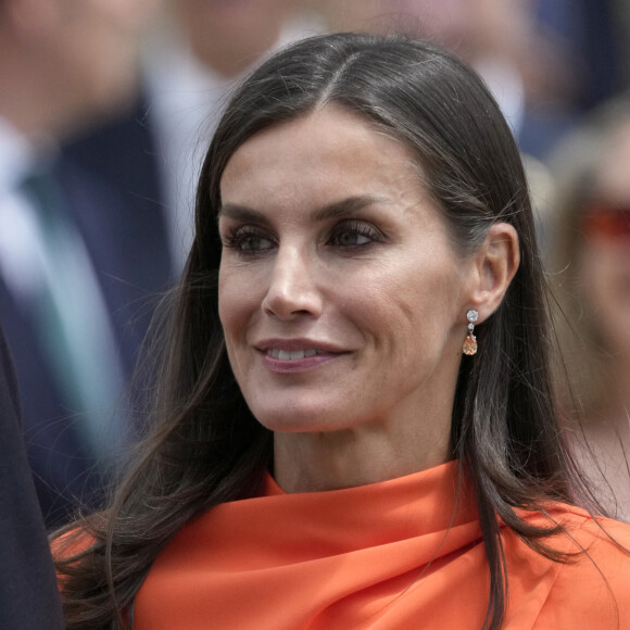 Le roi Felipe VI et la reine Letizia d'Espagne, accompagnés de la princesse Leonor et de l'infante Sofia (robe bleue), quittent la cathédrale de Santiago après la cérémonie de l'offrande nationale à Saint-Jacques-de-Compostelle, le 25 juillet 2022. 