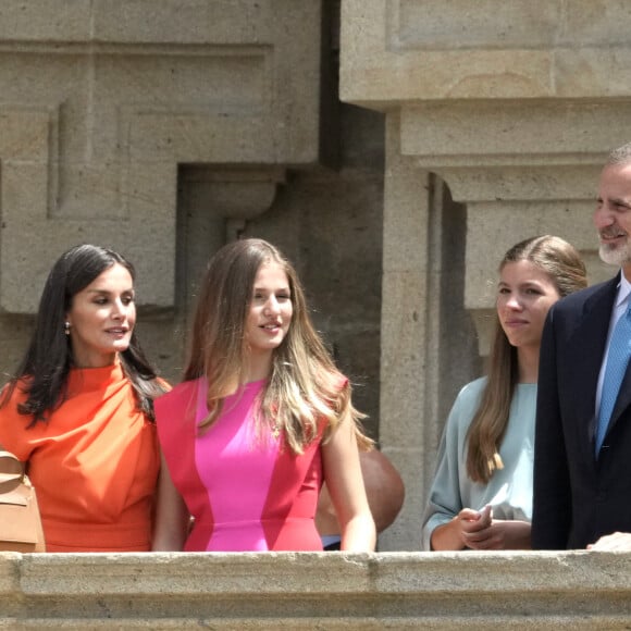 Le roi Felipe VI et la reine Letizia d'Espagne, accompagnés de la princesse Leonor et de l'infante Sofia (robe bleue), quittent la cathédrale de Santiago après la cérémonie de l'offrande nationale à Saint-Jacques-de-Compostelle, le 25 juillet 2022. 