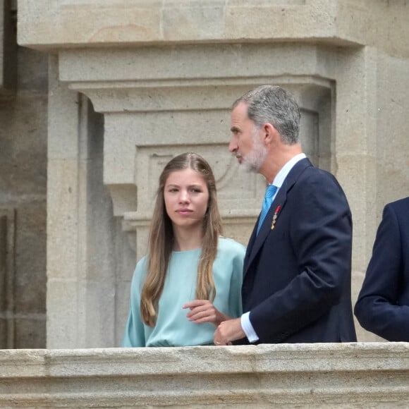 Le roi Felipe VI et la reine Letizia d'Espagne, accompagnés de la princesse Leonor et de l'infante Sofia (robe bleue), quittent la cathédrale de Santiago après la cérémonie de l'offrande nationale à Saint-Jacques-de-Compostelle, le 25 juillet 2022. 