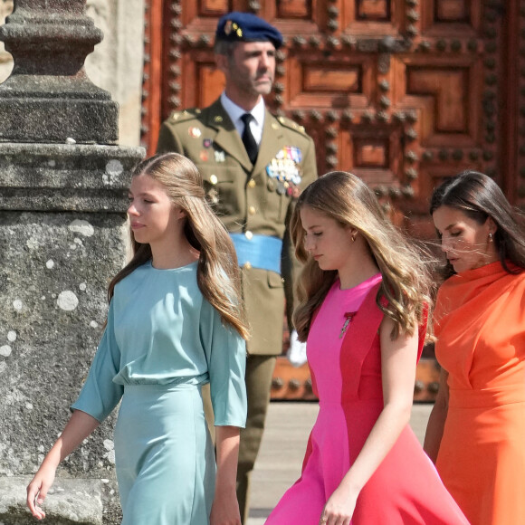 L'infante Sofia d'Espagne (robe bleue), La reine Letizia d'Espagne, La princesse Leonor - Le roi Felipe VI et la reine Letizia d'Espagne, accompagnés de la princesse Leonor et de l'infante Sofia, assistent à l'offrande nationale à l'apôtre Saint-Jacques à Saint-Jacques-de-Compostelle, le 25 juillet 2022.
