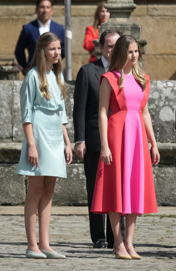 L'infante Sofia d'Espagne (robe bleue), La princesse Leonor - Le roi Felipe VI et la reine Letizia d'Espagne, accompagnés de la princesse Leonor et de l'infante Sofia, assistent à l'offrande nationale à l'apôtre Saint-Jacques à Saint-Jacques-de-Compostelle, le 25 juillet 2022.