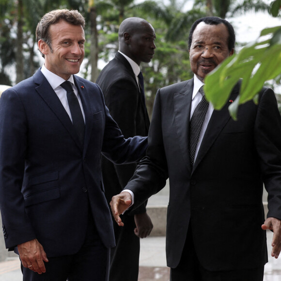 Le président français Emmanuel Macron rencontre le président camerounais Paul Biya pour un entretien au palais présidentiel de Yaoundé, Cameroun, le 26 juillet 2022. Emmanuel Macron effectue une tournée africaine de trois jours au Cameroun, au Bénin et en Guinée-Bissau. © Stéphane Lemouton/Bestimage 