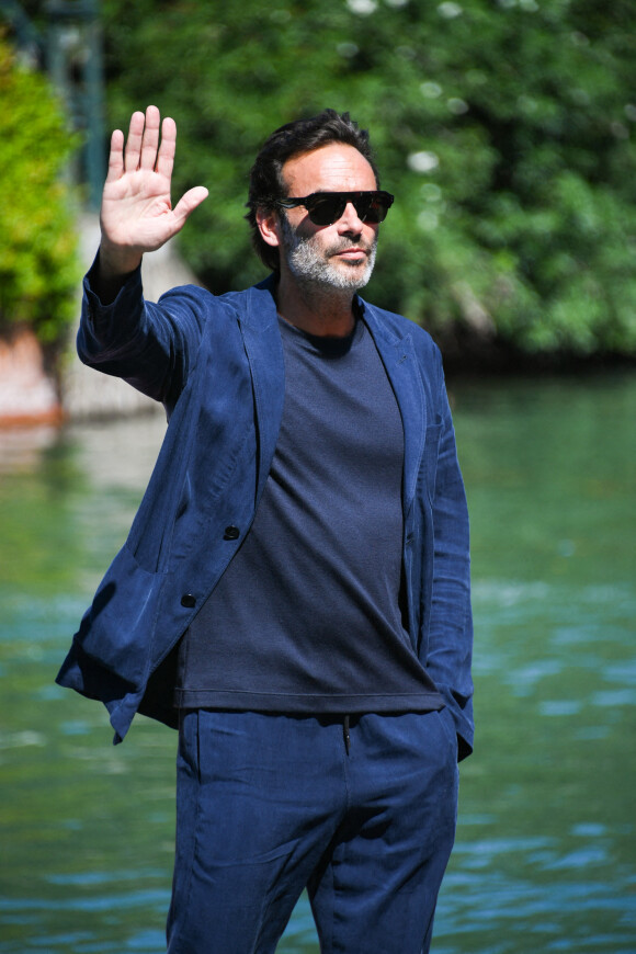 Anthony Delon (Costume Giorgio Armani, sneaker Church's) - Arrivées des personnalités à l'hôtel Excelsior lors de la 77ème édition du festival international du film de Venise (Mostra) le 2 septembre 2020. 