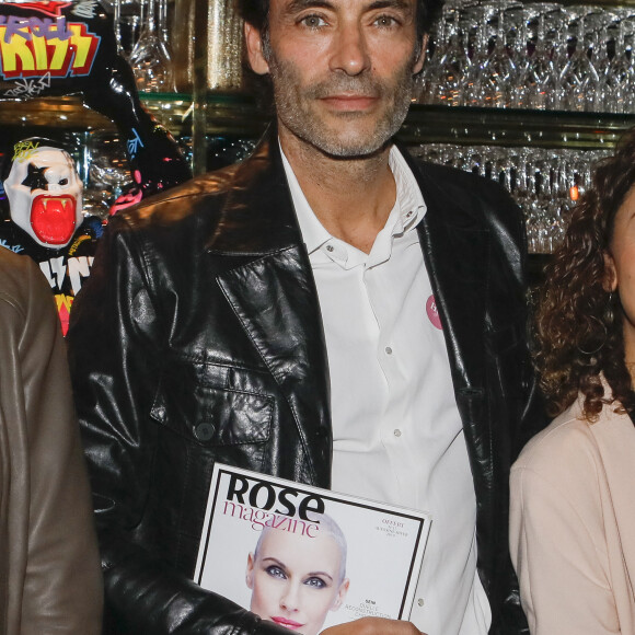 Exclusif - Anthony Delon - Soirée de la 6ème édition du cocktail "A Claudine" au profit de l'association "RoseUp" au restaurant "Mon Paris!" à Paris. Le 14 octobre 2019 © Christophe Clovis / Bestimage Depuis 6 ans, Esther Marion-Meyniel, fondatrice de l'agence Tess'Art Communication récolte des fonds afin d'aider à la lutte contre le cancer et pour le mieux-être des malades. En sa mémoire, elle a baptisé son action " A Claudine " en hommage à sa mère, décédée quand elle avait 20 ans. Pour cela, cette communicante réunie de nombreuses personnalités et s'entoure de personnes qui se battent pour la même cause afin de faire de cet événement du coeur un rendez-vous annuel fort qui puisse, chaque année, en clôture du mois Octobre Rose, apporter une aide significative à une association. C'est le restaurant MonParis!, qui recevait la nouvelle édition Octobre Rose avec les partenaires, René Furterer, Les bougies de Charroux, July Of St Barth, Valmont.. Cette année les profits sont reversés à l'association RoseUp l'association permet aux femmes confrontées à un cancer de poursuivre leur vie de femme, d'épouse, de mère et de professionnelle pendant et après les traitements mais aussi de se sentir moins seule face à la maladie en leur permettant d'appartenir à une communauté. Fabienne Carat, marraine de la soirée 