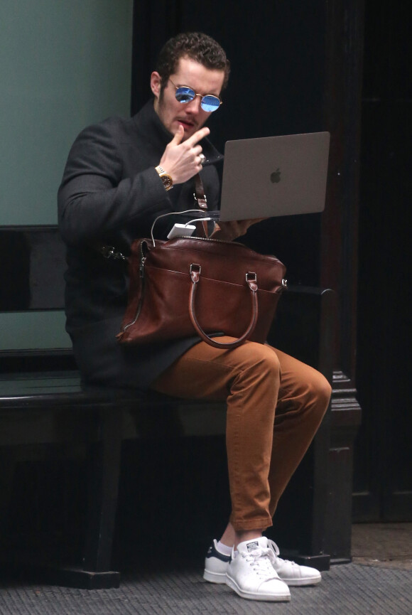 Louis Sarkozy consulte son ordinateur sur un banc à New York le 3 novembre 2017. 