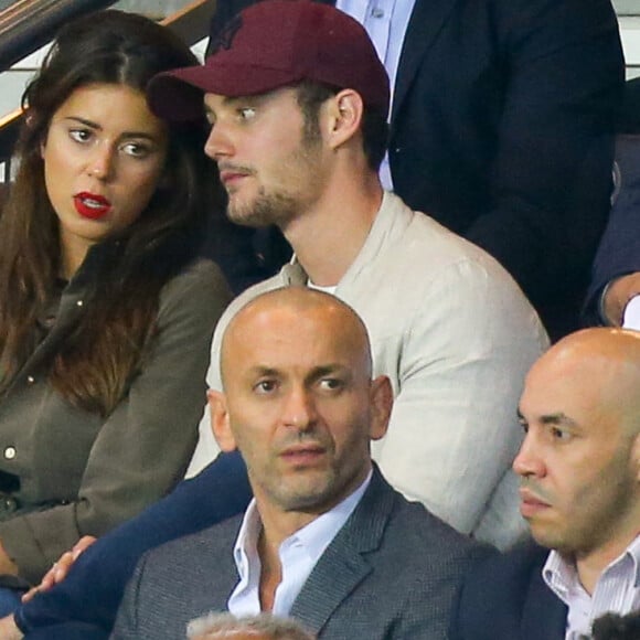 Louis Sarkozy, sa compagne Natali Husic et Pierre Sarkozy dans les tribunes lors du match de Ligue 1, Paris Saint-Germain (PSG) vs Toulouse FC (TFC) au Parc des Princes à Paris, France, le 20 août 2017. Le PSG a gagné 6-2. 