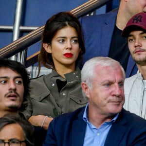 Louis Sarkozy et sa compagne Natali Husic dans les tribunes lors du match de Ligue 1, Paris Saint-Germain (PSG) vs Toulouse FC (TFC) au Parc des Princes à Paris, France, le 20 août 2017. Le PSG a gagné 6-2. 