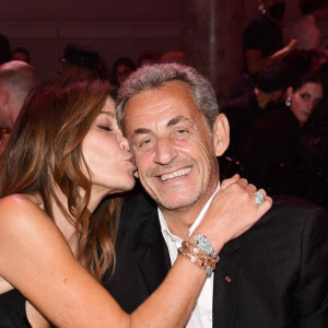 Carla Bruni-Sarkozy et son mari Nicolas Sarkozy - 19ème "Diner de la Mode" au bénéfice de Sidaction au Pavillon Cambon Capucines dans le cadre de la Fashion Week de Paris, France. Le 7 juillet 2022. © Rachid Bellak / Bestimage 