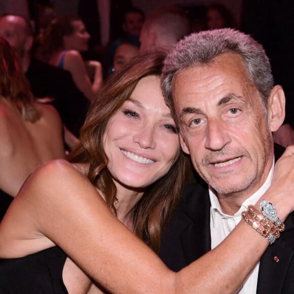 Carla Bruni-Sarkozy et son mari Nicolas Sarkozy - 19ème "Diner de la Mode" au bénéfice de Sidaction au Pavillon Cambon Capucines dans le cadre de la Fashion Week de Paris, France. Le 7 juillet 2022. © Rachid Bellak / Bestimage 