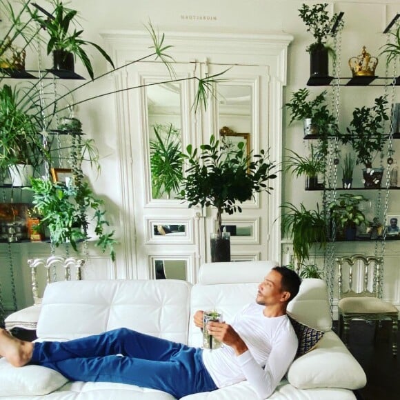 Steevy Boulay pose chez lui au Mans, au milieu de ses plantes. Instagram.