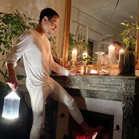 Steevy Boulay pose chez lui au Mans, au milieu de ses plantes. Instagram.