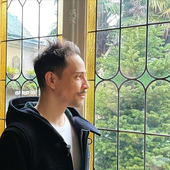 Steevy Boulay pose chez lui au Mans, au milieu de ses plantes. Instagram.