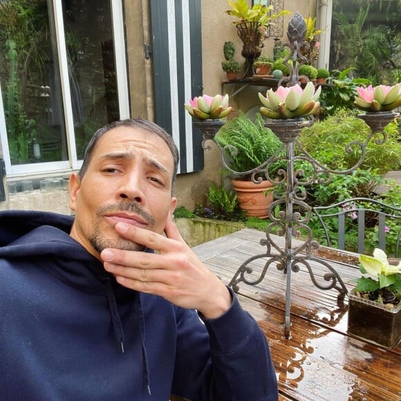 Steevy Boulay pose chez lui au Mans, au milieu de ses plantes. Instagram.