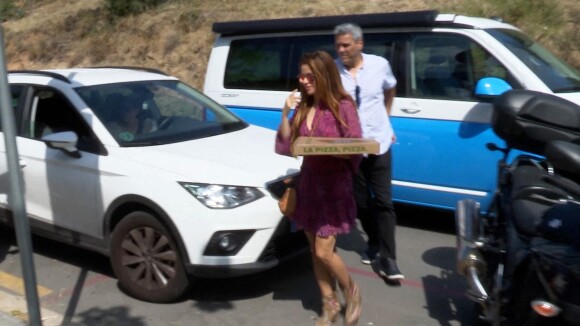 Shakira arrive à l'école de ses enfants avec une pizza, le 10 juin 2022.