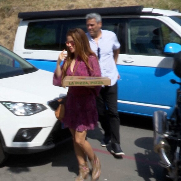 Shakira arrive à l'école de ses enfants avec une pizza, le 10 juin 2022.