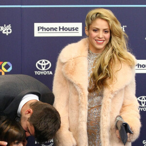 Shakira, Gérard Piqué et leurs enfants Milan et Sasha au photocall des 40è Music Awards à Barcelone, le 1er décembre 2016.