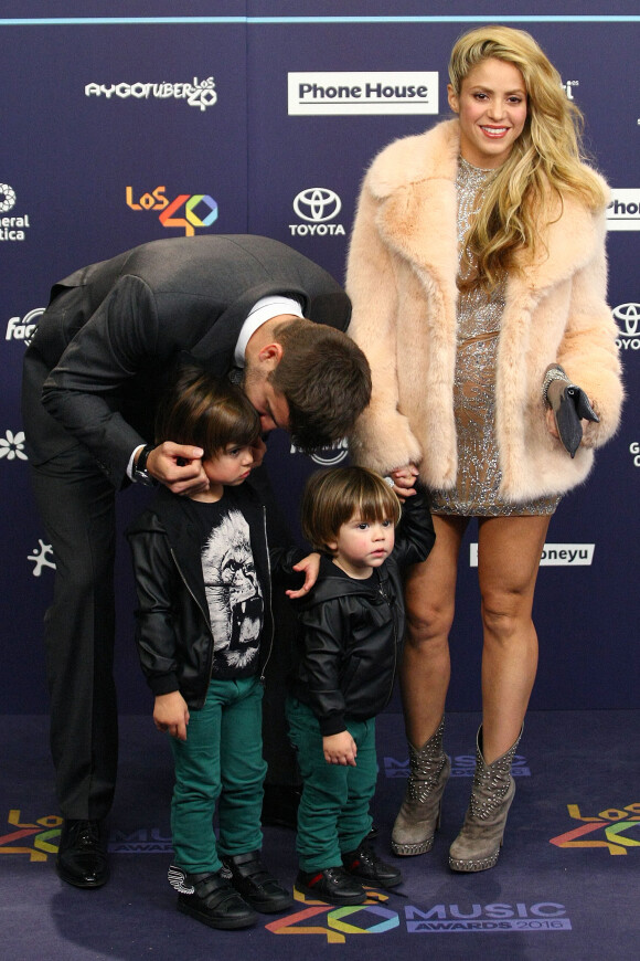 Shakira, Gérard Piqué et leurs enfants Milan et Sasha au photocall des 40è Music Awards à Barcelone, le 1er décembre 2016.