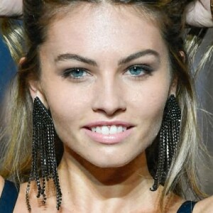 Thylane Blondeau met le feu au runway lors du défilé Etam Live Show 2021 à Paris le 4 octobre 2021. 