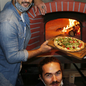 Exclusif- Jérémy Frerot ouvre son restaurant, le Pestacle, au port de La Teste. Jeremy Frerot, le célèbre chanteur et mari de Laure Manaudou © Patrick Bernard / Bestimage