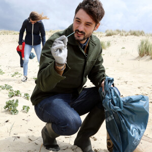 Exclusif - Le chanteur Jérémy Frérot, mari de L. Manaudou, accompagné d'une trentaine de bénévoles, a décidé cette année de lancer une opération de nettoyage de plages, "Initiatives oceanes" animée et dirigée par lui-même. Avec l'aide de Surfrider il a lancé cette collecte sur une de ses plages préférées depuis son enfance ici, entre Arcachon et les Landes le 3 Mai 2019. Il a fait une pause dans sa tournée pour organiser cette action et il etait seul, sans Laure, pour ce combat. Les Initiatives Océanes sont des nettoyages de plages, lacs, rivières et fonds marins partout dans le monde. Ces collectes de déchets sont organisées par des bénévoles grâce à l'accompagnement de Surfrider Foundation Europe. © Patrick Bernard/ Bestimage 