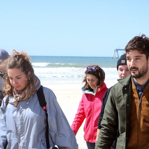 Exclusif - Le chanteur Jérémy Frérot, mari de L. Manaudou, accompagné d'une trentaine de bénévoles, a décidé cette année de lancer une opération de nettoyage de plages, "Initiatives oceanes" animée et dirigée par lui-même. Avec l'aide de Surfrider il a lancé cette collecte sur une de ses plages préférées depuis son enfance ici, entre Arcachon et les Landes le 3 Mai 2019. Il a fait une pause dans sa tournée pour organiser cette action et il etait seul, sans Laure, pour ce combat. Les Initiatives Océanes sont des nettoyages de plages, lacs, rivières et fonds marins partout dans le monde. Ces collectes de déchets sont organisées par des bénévoles grâce à l'accompagnement de Surfrider Foundation Europe. © Patrick Bernard/ Bestimage 