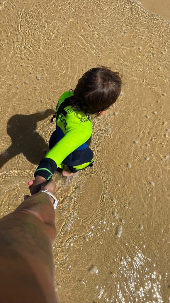 Laure Manaudou à la plage avec ses fils