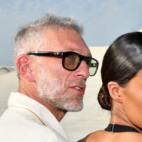 Vincent Cassel et sa femme Tina Kunakey durant le défilé "Le Papier" la collection automne hiver 2022-2023 de Simon Porte Jacquemus aux Salin de Giraud à Arles, le 27 juin 2022. Après Hawaï en mars dernier, Jacquemus est de retour en Provence, sa terre natale. Trois ans après avoir défilé dans un champ de lavande à Valensole, dans les Alpes-de-Haute-Provence, le designer originaire de Mallemort, petite ville située entre Marseille et Avignon, s'offre ainsi un retour aux sources qui inspire depuis 2009 ses créations. © Bruno Bebert/Bestimage 