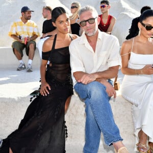 Vincent Cassel et sa femme Tina Kunakey durant le défilé "Le Papier" la collection automne hiver 2022-2023 de Simon Porte Jacquemus aux Salin de Giraud à Arles, le 27 juin 2022. Après Hawaï en mars dernier, Jacquemus est de retour en Provence, sa terre natale. Trois ans après avoir défilé dans un champ de lavande à Valensole, dans les Alpes-de-Haute-Provence, le designer originaire de Mallemort, petite ville située entre Marseille et Avignon, s'offre ainsi un retour aux sources qui inspire depuis 2009 ses créations. © Bruno Bebert/Bestimage 