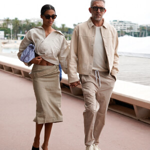 Vincent Cassel et sa femme Tina Kunakey se promènent sur la croisette lors du 75ème Festival International du Film de Cannes, le 23 mai 2022. 