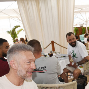 Exclusif - Vincent Cassel et sa femme Tina Kunakey au restaurant La Môme Plage lors du 75ème Festival International du Film de Cannes, France, le 23 mai 2022. © Rachid Bellak/Bestimage 