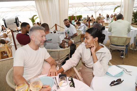 Exclusif - Vincent Cassel et sa femme Tina Kunakey au restaurant La Môme Plage lors du 75ème Festival International du Film de Cannes, France, le 23 mai 2022. © Rachid Bellak/Bestimage 