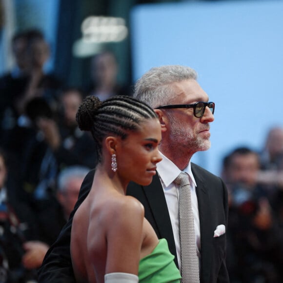 Tina Kunakey et son mari Vincent Cassel - Montée des marches du film " Les crimes du futur " lors du 75ème Festival International du Film de Cannes. Le 23 mai 2022 © Rachid Bellak / Bestimage 