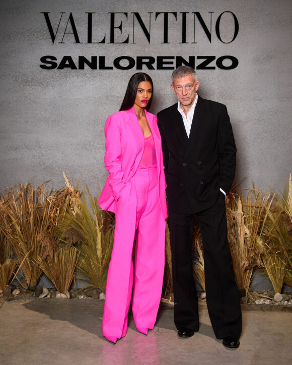 Tina Kunakey et son mari Vincent Cassel au photocall du dîner "Valentino" lors de la 59ème Biennale de Venise, le 22 avril 2022. 