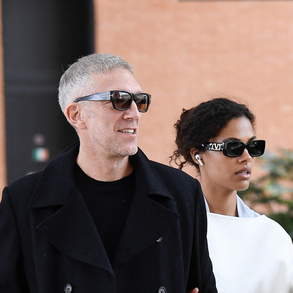 Vincent Cassel et sa femme Tina Kunakey arrivent à l'aéroport international de Venise - Marco Polo et prennent un bateau-taxi, à Venise, Italie, le 21 avril 2022. 