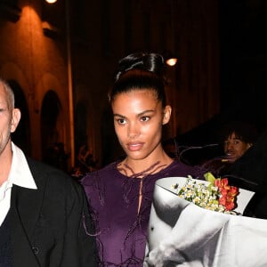 Vincent Cassel et sa femme Tina Kunakey au défilé de mode Valentino lors de la la Fashion Week printemps/été 2022 au Carreau du Temple à Paris, France, le 1er octobre 2021. © Veeren Ramsamy-Christophe Clovis/Bestimage 