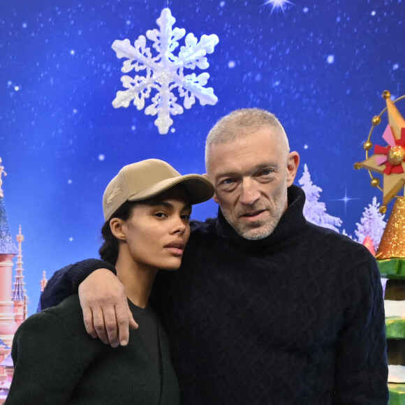 Vincent Cassel et sa femme Tina Kunakey - Les célébrités fêtent Noël à Disneyland Paris en novembre 2021. La féérie de Noël brille de mille feux à Disneyland Paris ! Pour célébrer l'ouverture de la saison, plusieurs célébrités se sont retrouvées au Parc pour découvrir les festivités les plus magiques d'Europe et rencontrer les Personnages Disney dans leur plus beaux habits de Noël. © Disney via Bestimage