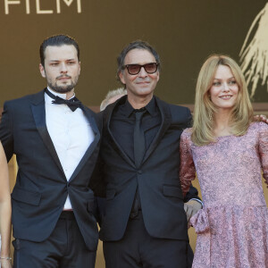 Jules Benchetrit, Samuel Benchetrit, Vanessa Paradis - Montée des marches du film " De son vivant " lors du 74ème Festival International du Film de Cannes © Borde-Jacovides-Moreau / Bestimage