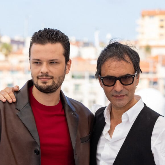 Jules Benchetrit (fils de Samuel Benchetrit et Marie Trintignant), Samuel Benchetrit (réalisateur) au photocall du film Cette musique ne joue pour personne (Cannes première) lors du 74ème festival international du film de Cannes le 10 juillet 2021 © Borde / Jacovides / Moreau / Bestimage