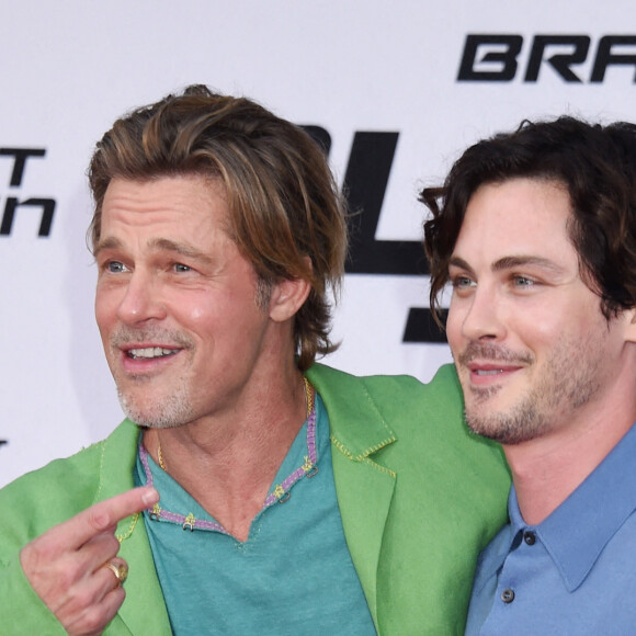 Brad Pitt et Logan Lerman à la première du film "Bullet Train" à Los Angeles, le 1er août 2022. 