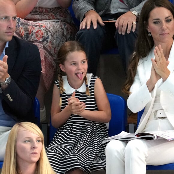 Le prince William et Kate Middleton, avec la princesse Charlotte, encouragent l'équipe de natation lors des Jeux du Commonwealth de Birmingham. Le 2 août 2022.