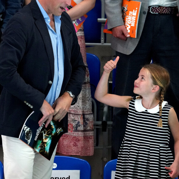 Le prince William et Kate Middleton, avec la princesse Charlotte, encouragent l'équipe de natation lors des Jeux du Commonwealth de Birmingham. Le 2 août 2022.