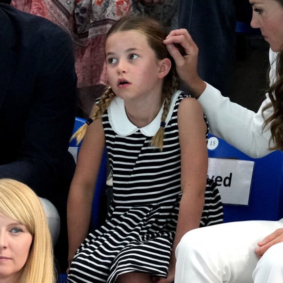 Le prince William et Kate Middleton, avec la princesse Charlotte, encouragent l'équipe de natation lors des Jeux du Commonwealth de Birmingham. Le 2 août 2022.