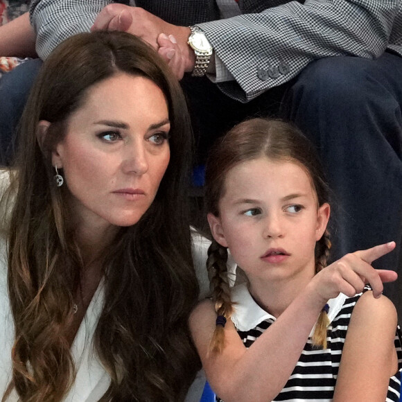 Le prince William et Kate Middleton, avec la princesse Charlotte, encouragent l'équipe de natation lors des Jeux du Commonwealth de Birmingham. Le 2 août 2022.