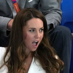 Le prince William et Kate Middleton, avec la princesse Charlotte, encouragent l'équipe de natation lors des Jeux du Commonwealth de Birmingham. Le 2 août 2022.